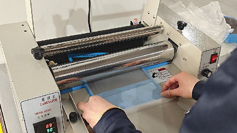 Telung faktor sing mengaruhi film laminasi termal: suhu, kacepetan lan tekanan.
