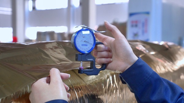 Apa sing bisa nyebabake lan solusi kanggo masalah sing bisa kedadeyan sajrone nggunakake film laminating panas?